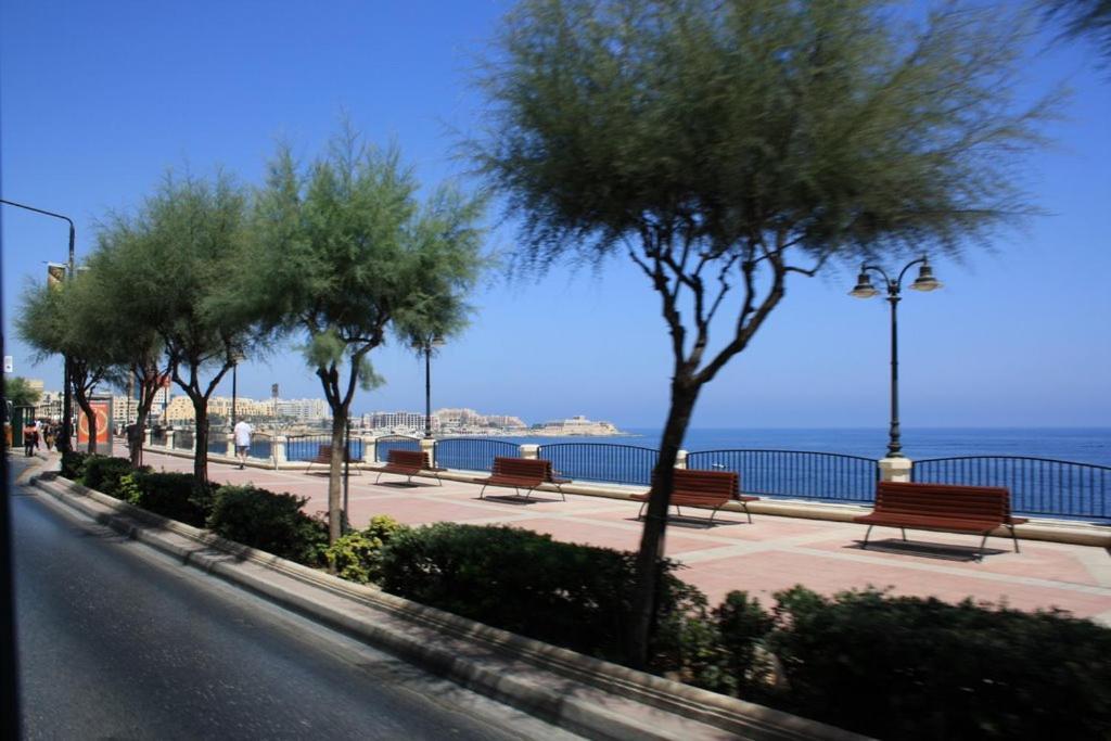 2br Great Location With Terrace Lägenhet Sliema