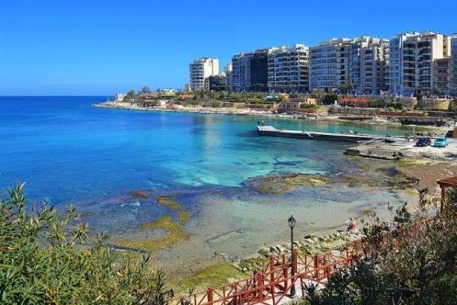 2br Great Location With Terrace Lägenhet