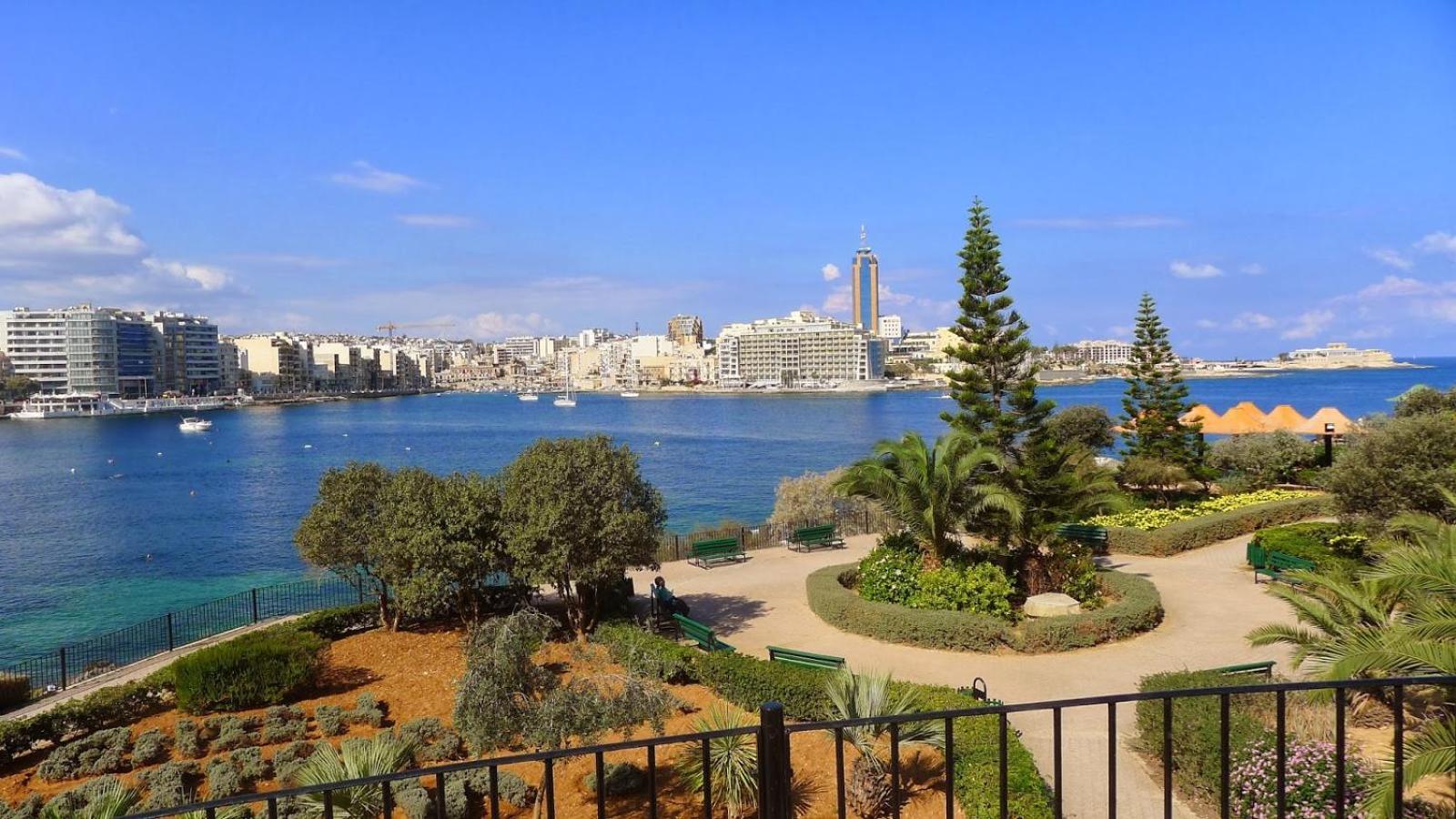 2br Great Location With Terrace Lägenhet