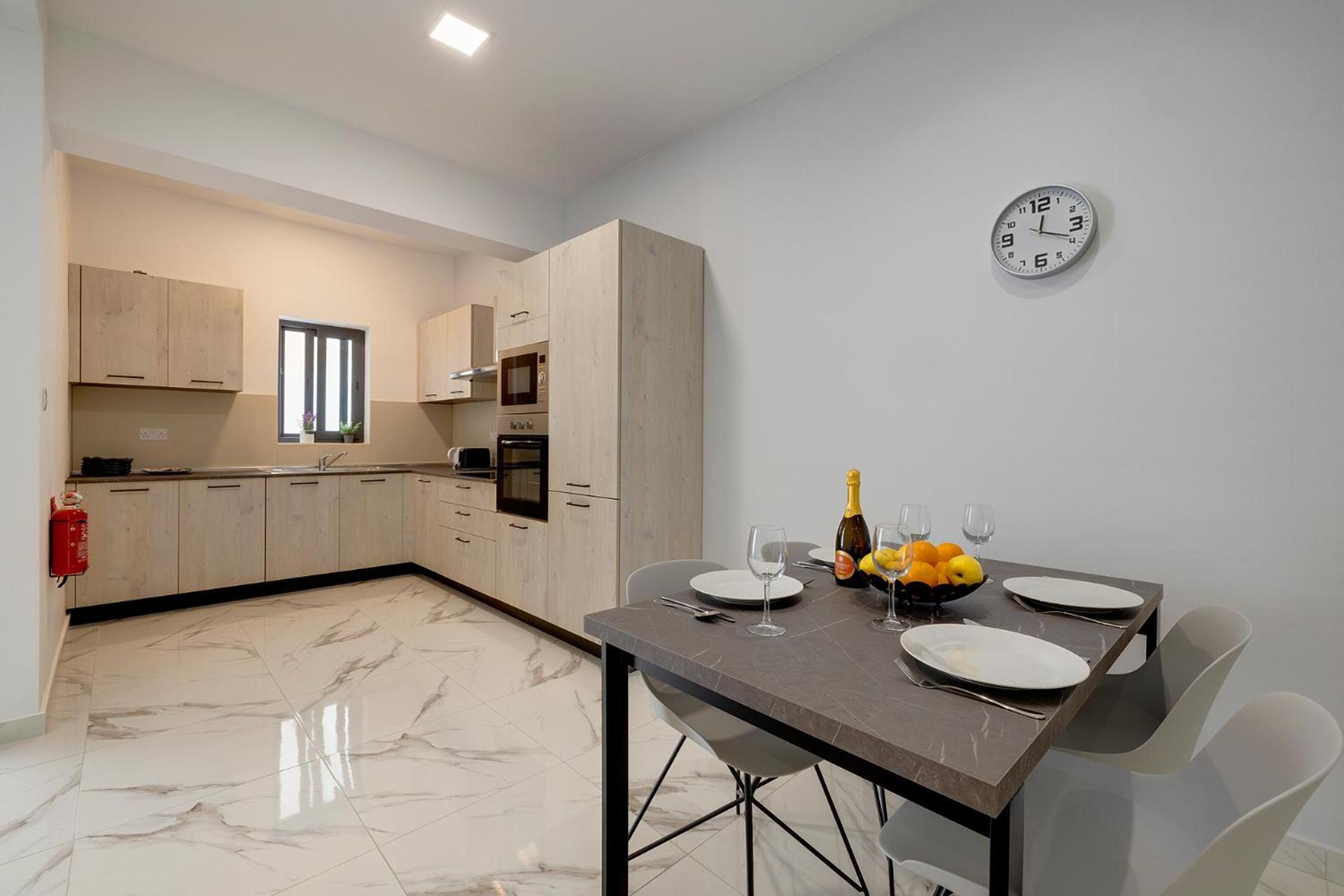 2br Great Location With Terrace Lägenhet Sliema