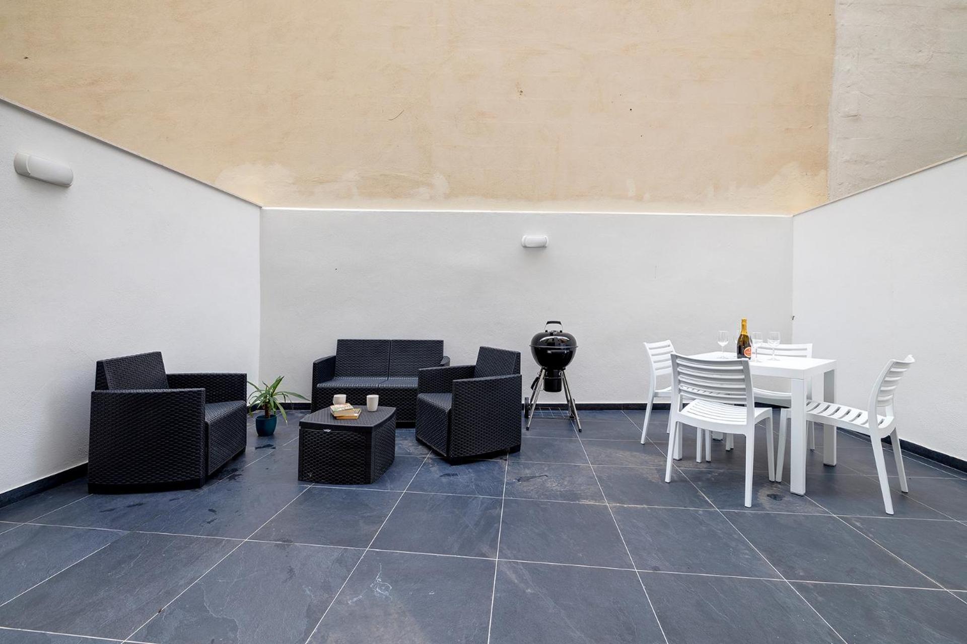 2br Great Location With Terrace Lägenhet *
